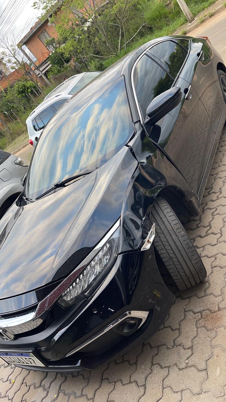 Carro polido com acabamento espelhado